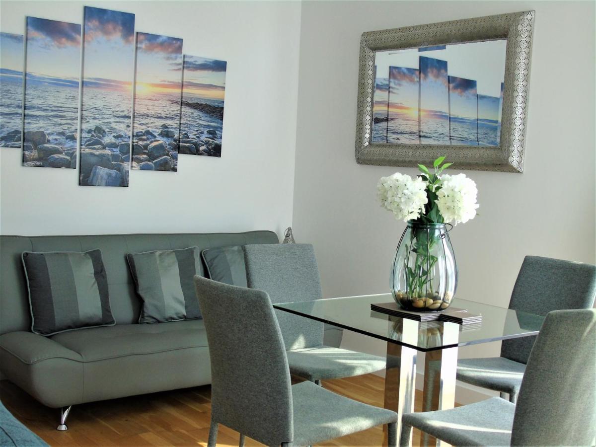 Seaview, Luxury Apartment, 2 Min Walk To Porth Beach New Quay Esterno foto